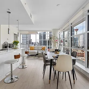 5-min Walk To Stampede!! Luxury Corner Unit Dt W Panoramic Skyline & Tower Views! Near Stampede, Bmo Centre! Free Banff Pass, Parking, Wine! Calgary